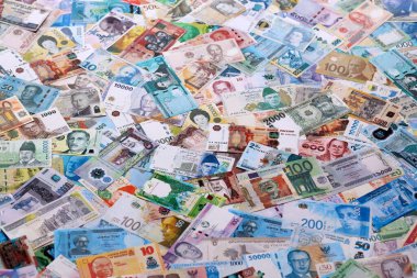 Dünyanın pek çok para biriminden farklı banknotlar. Büyük para yığını kapanır.