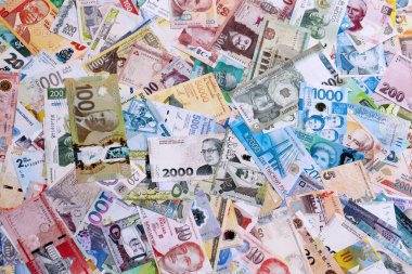 Dünyanın pek çok para biriminden farklı banknotlar. Büyük para yığını kapanır.