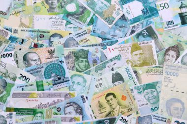 Çeşitli para birimleri para banknotları yeşil renkli. Farklı ülkelerden gelen birçok nakit para yığını yakın mesafede. Dünya ekonomisi ve döviz kuru kavramı