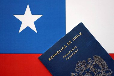 Şili pasaportu bayraklı arka planda. Yakın plan. Şili Cumhuriyeti 'ne yeni pasaport defteri