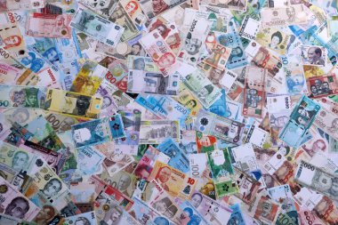 Dünyanın çeşitli para birimlerinden gelen farklı banknotlar. Büyük para yığını kapanır.