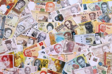 Çeşitli para birimleri para banknotları sarı ve turuncu renklerde. Farklı ülkelerden gelen birçok nakit para yığını yakın mesafede. Dünya ekonomisi ve döviz kuru kavramı