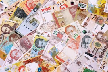 Çeşitli para birimleri para banknotları sarı ve turuncu renklerde. Farklı ülkelerden gelen birçok nakit para yığını yakın mesafede. Dünya ekonomisi ve döviz kuru kavramı