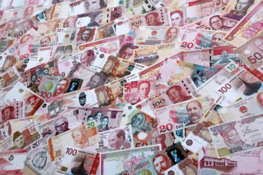 Çeşitli para birimleri para banknotları kırmızı renkli. Farklı ülkelerden gelen birçok nakit para yığını yakın mesafede. Dünya ekonomisi ve döviz kuru kavramı