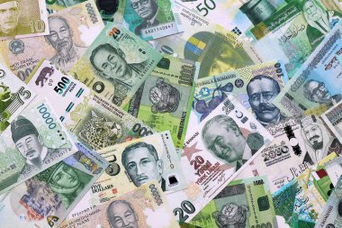 Çeşitli para birimleri para banknotları yeşil renkli. Farklı ülkelerden gelen birçok nakit para yığını yakın mesafede. Dünya ekonomisi ve döviz kuru kavramı