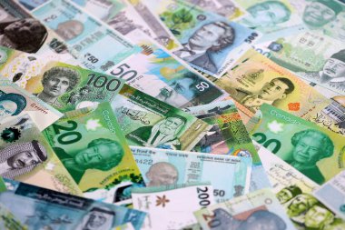 Çeşitli para birimleri para banknotları yeşil renkli. Farklı ülkelerden gelen birçok nakit para yığını yakın mesafede. Dünya ekonomisi ve döviz kuru kavramı