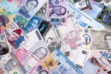 Büyük miktarda para birimleri, banknotlar ve banknotlar. Farklı ülkelerden gelen birçok nakit para yığını yakın mesafede. Dünya ekonomisi ve döviz kuru kavramı