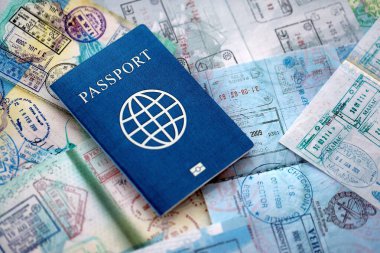 Seyahat ve sınır geçişinden sonra içi renkli pullarla dolu bir pasaport. Turizm ve sınır denetimi kavramı. Göçmenlik ve dünya çapında seyahat