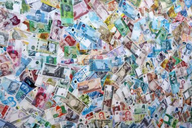 Dünyanın pek çok para biriminden farklı banknotlar. Büyük para yığını kapanır.