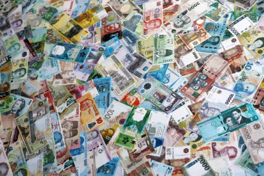 Dünyanın birçok para biriminden farklı banknotlar. Büyük para yığını kapanır.