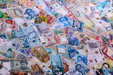 Dünyanın çeşitli para birimlerinden farklı banknotlar. Masada bir sürü para var. Yakın plan.