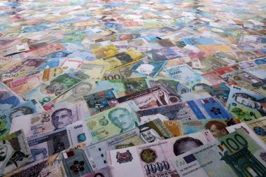 Dünyanın pek çok para biriminden farklı banknotlar. Büyük para yığını kapanır.