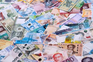 Dünyanın çeşitli para birimlerinden farklı banknotlar. Masada bir sürü para var. Yakın plan.