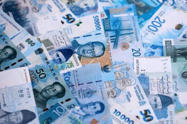 Çeşitli para birimleri, banknotlar, tam çerçeve. Farklı ülkelerden gelen birçok nakit para yığını yakın mesafede. Dünya ekonomisi ve döviz kuru kavramı