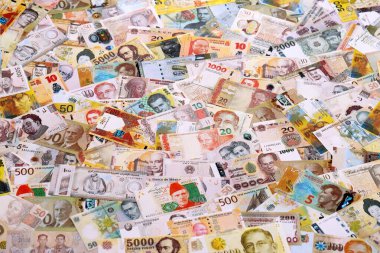 Çeşitli para birimleri para banknotları sarı ve turuncu renklerde. Farklı ülkelerden gelen birçok nakit para yığını yakın mesafede. Dünya ekonomisi ve döviz kuru kavramı