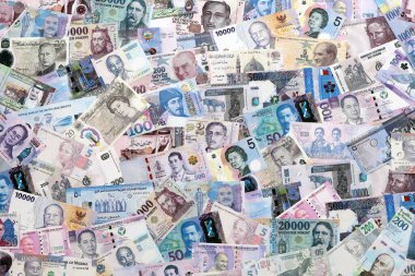 Büyük miktarda para birimleri, banknotlar ve banknotlar. Farklı ülkelerden gelen birçok nakit para yığını yakın mesafede. Dünya ekonomisi ve döviz kuru kavramı
