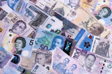 Büyük miktarda para birimleri, banknotlar ve banknotlar. Farklı ülkelerden gelen birçok nakit para yığını yakın mesafede. Dünya ekonomisi ve döviz kuru kavramı