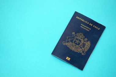 Şili Cumhuriyeti pasaportu mavi masada, yakın planda. Şili mavisi yeni pasaport defteri detaylarıyla