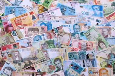 Dünyanın çeşitli para birimlerinden gelen farklı banknotlar. Büyük para yığını kapanır.