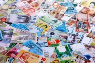 Dünyanın farklı ülkelerinden, farklı mezheplerden pek çok banknot. Çeşitli para birimlerinin büyük miktarları. Döviz Borsası kavramı