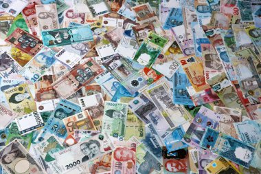 Dünyanın çeşitli para birimlerinden farklı renkte banknotlar. Para değişimi konsepti. Bir yığın para.