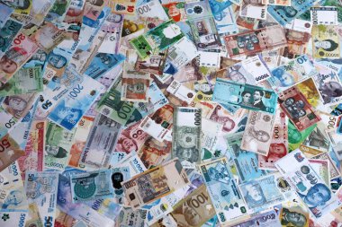 Dünyanın birçok para biriminden farklı para banknotları. Büyük para yığını kapanır.