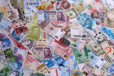 Dünyanın pek çok para biriminden farklı banknotlar. Büyük para yığını kapanır.