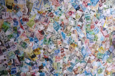 Dünyanın çeşitli para birimlerinden farklı renkte banknotlar. Para değişimi konsepti. Bir yığın para.