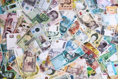 Dünyanın birçok para biriminden farklı banknotlar. Büyük para yığını kapanır.