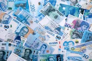 Çeşitli para birimleri, banknotlar, tam çerçeve. Farklı ülkelerden gelen birçok nakit para yığını yakın mesafede. Dünya ekonomisi ve döviz kuru kavramı