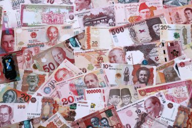 Çeşitli para birimleri para banknotları kırmızı renkli. Farklı ülkelerden gelen birçok nakit para yığını yakın mesafede. Dünya ekonomisi ve döviz kuru kavramı