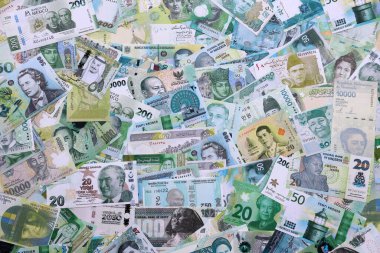 Çeşitli para birimleri para banknotları yeşil renkli. Farklı ülkelerden gelen birçok nakit para yığını yakın mesafede. Dünya ekonomisi ve döviz kuru kavramı