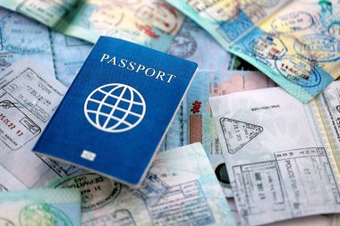 Seyahat ve sınır geçişinden sonra içi renkli pullarla dolu bir pasaport. Turizm ve sınır denetimi kavramı. Göçmenlik ve dünya çapında seyahat