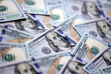 100 dolarlık banknotta Franklin 'in para geçmişi var. Amerikan dolarının yapısı ve banknotları. 100 dolarlık banknotlar. Yüz Amerikan doları.