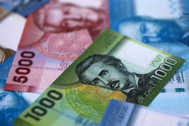 Büyük miktarda Şili pezosu para banknotları. Şili ülkesinden büyük miktarda kağıt para geliyor. Şili 'de iş ve ekonomi kavramı