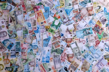 Farklı ülkelerden gelen para. Büyük meblağda nakit. Döviz Borsası kavramı