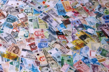 Dünyanın pek çok para biriminden farklı banknotlar. Büyük para yığını kapanır.