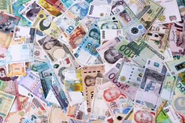 Dünyanın çeşitli para birimlerinden farklı renkte banknotlar. Para değişimi konsepti. Bir yığın para.