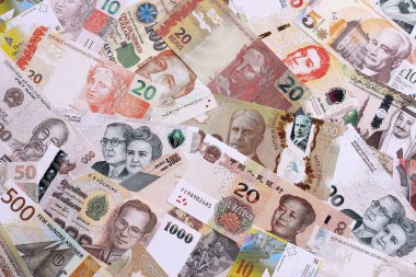 Çeşitli para birimleri para banknotları sarı ve turuncu renklerde. Farklı ülkelerden gelen birçok nakit para yığını yakın mesafede. Dünya ekonomisi ve döviz kuru kavramı