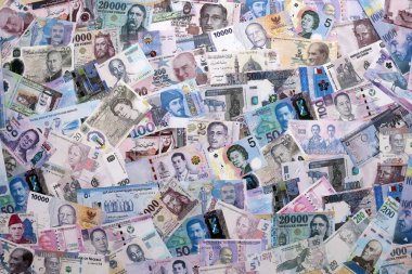 Büyük miktarda para birimleri, banknotlar ve banknotlar. Farklı ülkelerden gelen birçok nakit para yığını yakın mesafede. Dünya ekonomisi ve döviz kuru kavramı