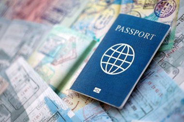 Seyahat ve sınır geçişinden sonra içi renkli pullarla dolu bir pasaport. Turizm ve sınır denetimi kavramı. Göçmenlik ve dünya çapında seyahat