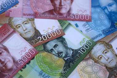 Büyük miktarda Şili pezosu para banknotları. Şili ülkesinden büyük miktarda kağıt para geliyor. Şili 'de iş ve ekonomi kavramı