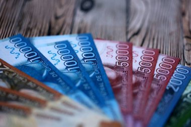 Büyük miktarda Şili pezosu para tahtadan bir masanın üzerine banknotlar. Şili ülkesinden büyük miktarda kağıt para geliyor. Şili 'de iş ve ekonomi kavramı