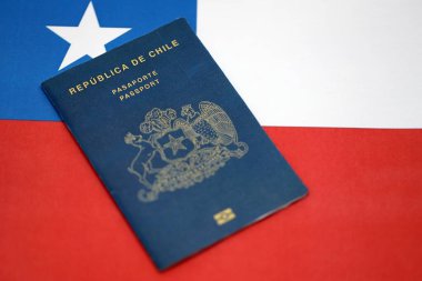 Şili pasaportu bayraklı arka planda. Yakın plan. Şili Cumhuriyeti 'ne yeni pasaport defteri