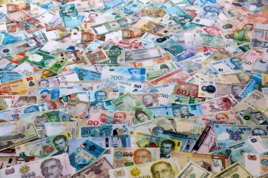 Farklı para birimlerinden bir sürü banknot. Rastgele gelen büyük miktarlarda para kapanıyor. Döviz Borsası kavramı