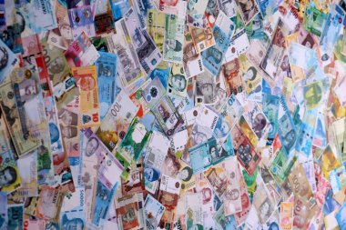 Dünyanın çeşitli para birimlerinden farklı banknotlar. Masada bir sürü para var. Yakın plan.