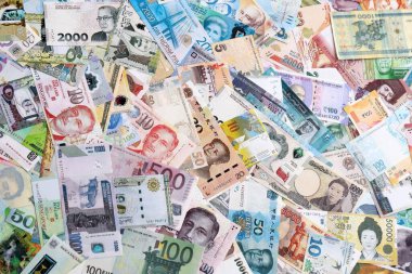 Dünyanın birçok para biriminden farklı banknotlar. Büyük para yığını kapanır.