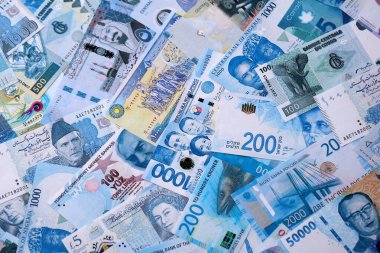 Çeşitli para birimleri, banknotlar, tam çerçeve. Farklı ülkelerden gelen birçok nakit para yığını yakın mesafede. Dünya ekonomisi ve döviz kuru kavramı
