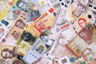 Çeşitli para birimleri para banknotları sarı ve turuncu renklerde. Farklı ülkelerden gelen birçok nakit para yığını yakın mesafede. Dünya ekonomisi ve döviz kuru kavramı