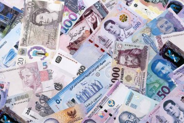 Büyük miktarda para birimleri, banknotlar ve banknotlar. Farklı ülkelerden gelen birçok nakit para yığını yakın mesafede. Dünya ekonomisi ve döviz kuru kavramı